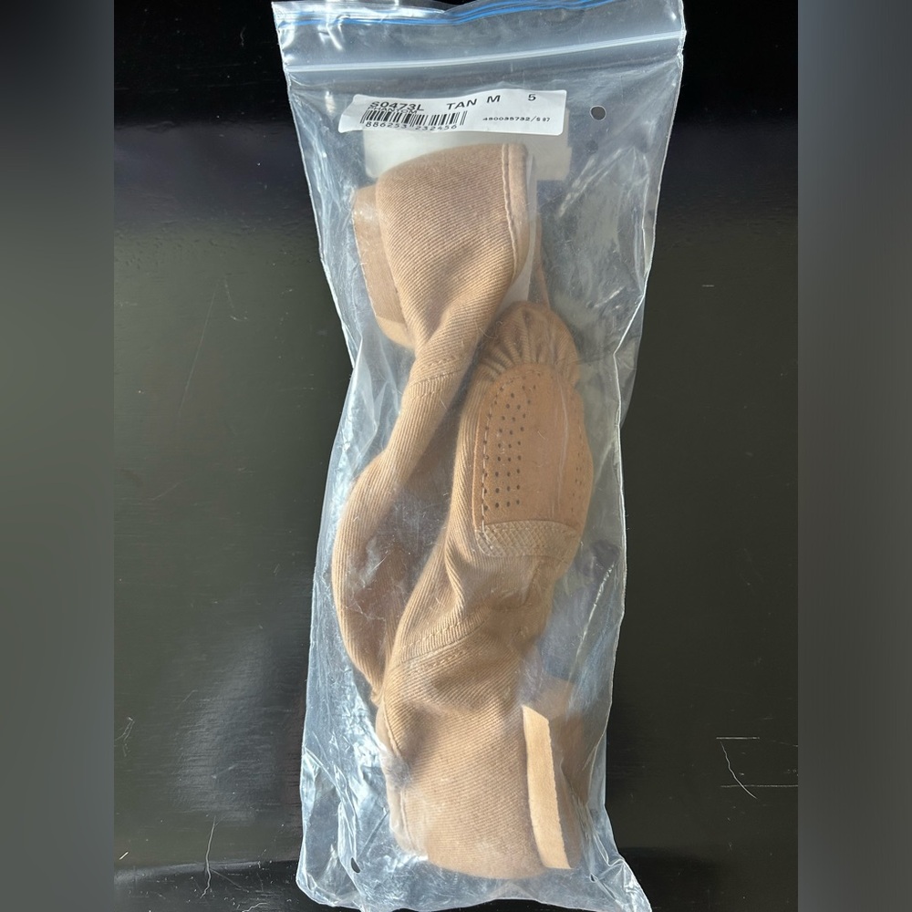 Bloch Tan Canvas Jazz Shoes
Brand new in bag